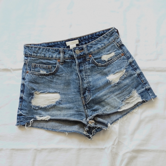 Excellent pre-loved condition denim sorts (distressing in tact) size 4 - Picture 1 of 4